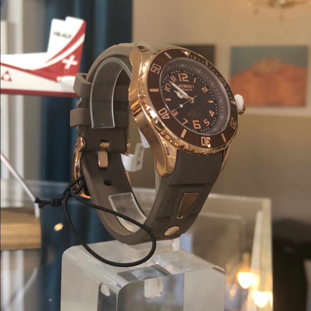 Gorgeous rose gold and tope with brown face.